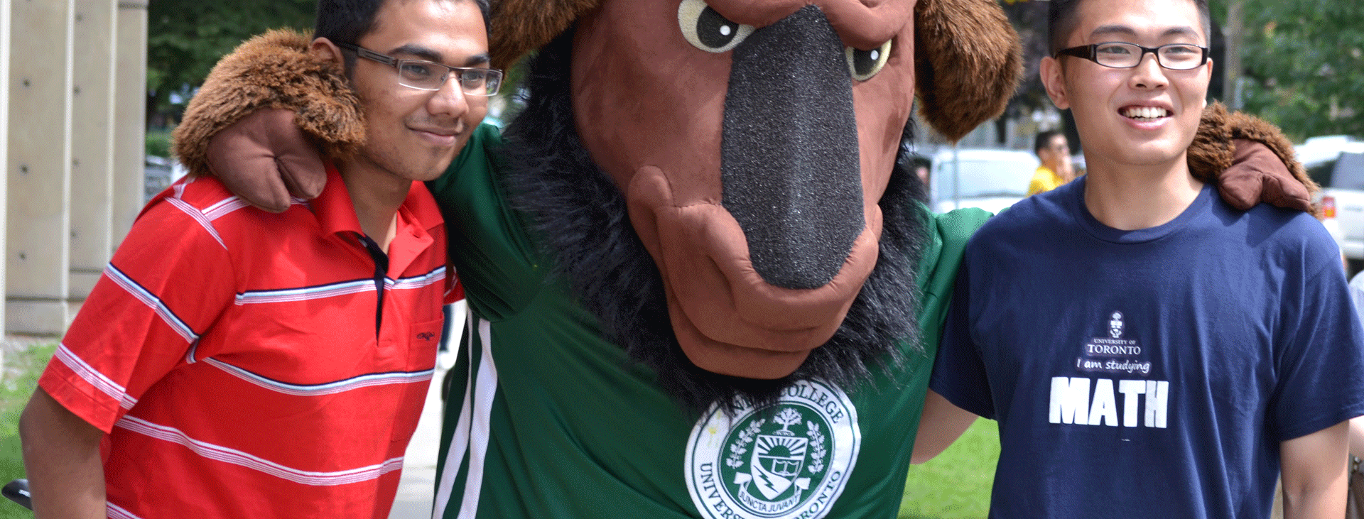 New students pose with New College mascot Goliath Gnu.